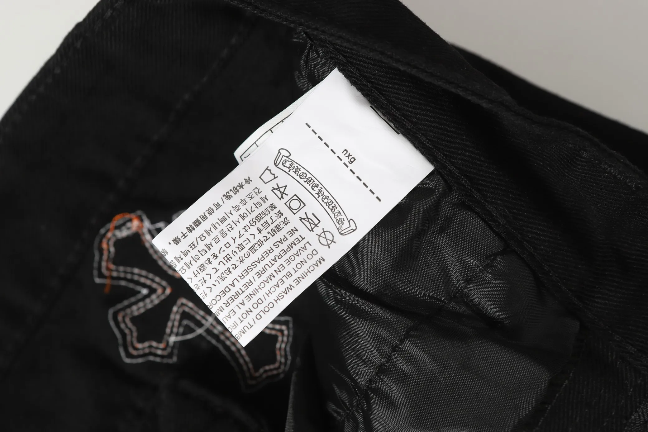 P256 Actual photo [High quality] Coding: LH007 Color: Picture color Size: S to XXXL - Chrome Hearts/Chrome Hearts Classic colored leather cross washed color cloth unisex denim trousers - Vibe style straight stacked god-level version - Carbon fine bias denim color cloth - Old vintage complete set of hardware - Chrome Hearts high version uses high ounce custom fabrics, enzyme washing and soft color fixation, soft and thick to wear The details are all produced by pure hand polishing and craftsmanship. All-over jacquard fabrics have unique design styles. Multiple processes create a full retro feel. Niche unique non-colliding shirts. Customized old spray-painted buttons. Every detail is crafted with craftsmanship. Size Pants length Waist Hips Unit cm S 98 68 100 M 99 72 104 L 100 76 108 XL 101 80 112 XXL 102 84 116 XXXL 103 88 120